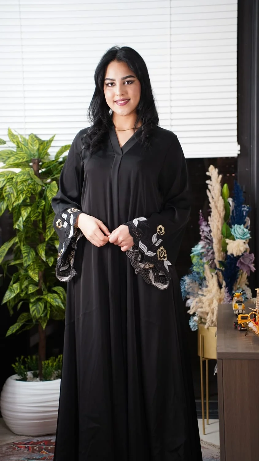 عباية مطرزة