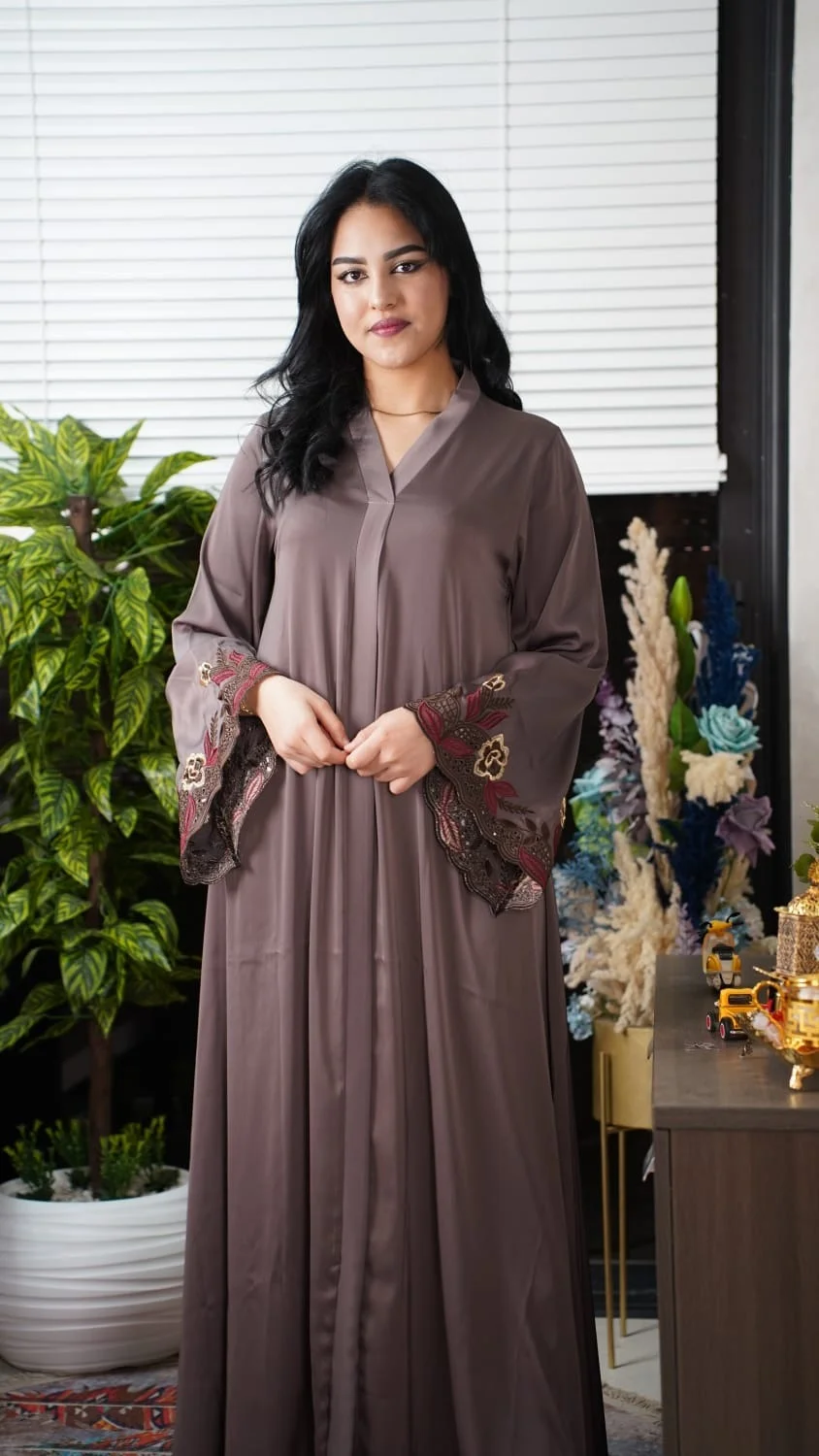 عباية مطرزة